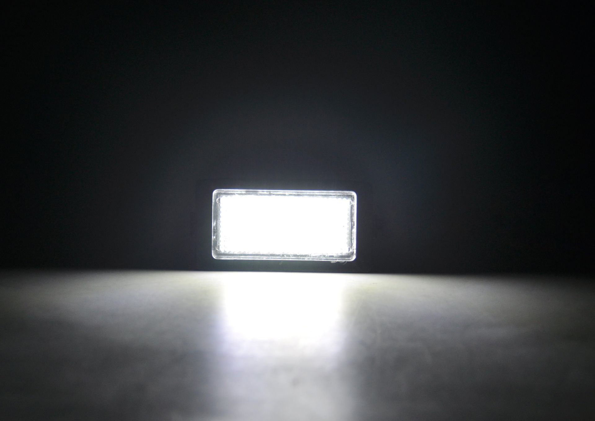 products/320/bmw e38 svetlo tablice.jpg - LED SIJALICE ZA OSVETLJENJE TABLICE - BMW 030114 - Xenon Svetla Beograd